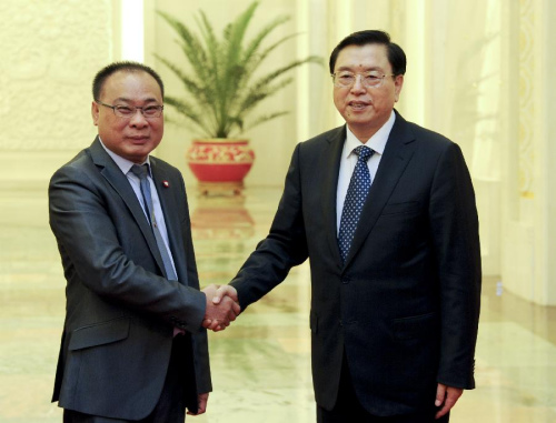 Zhang Dejiang (R), chairman of the Standing Committee of the National People's Congress, shakes hands with Somsak Kitasuranont, President of the National Assembly and Speaker of the House of Representatives of Thailand, in Beijing, capital of China, April 22, 2013. Zhang held talks with Somsak in Beijing on Monday. (Xinhua/Zhang Duo)