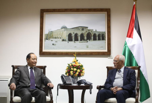 Palestinian Secretary-General of the Presidency, El-Tayeb Abdul Rahim (R) meets with Wu Sike (L), China's special envoy to Middle East in the West Bank city of Ramallah on April, 27, 2013. (Xinhua/Fadi Arouri)