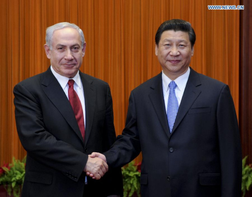 Chinese President Xi Jinping (R) shakes hands with Israeli Prime Minister Benjamin Netanyahu at the Great Hall of the People in Beijing, capital of China, May 9, 2013. (Xinhua/Zhang Duo)