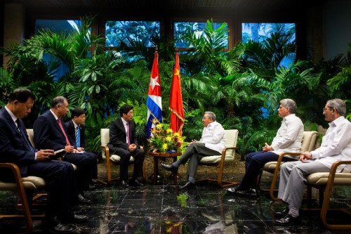 Cuban leader Raul Castro (3rd R) meets with Guo Jinlong (4th L), a member of the Political Bureau of the Communist Party of China (CPC) Central Committee, in Havana, capital of Cuba, June 1, 2013. (Xinhua/Liu Bin)