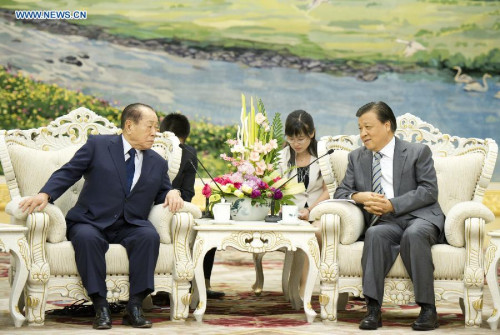 Liu Yunshan(R), a member of the Standing Committee of the Political Bureau of the Communist Party of China Central Committee, meets with a delegation of senior Japanese politicians headed by Hiromu Nonaka, former secretary-general of the Liberal Democratic Party, in Beijing, capital of China, June 3, 2013. (Xinhua/Huang Jingwen)