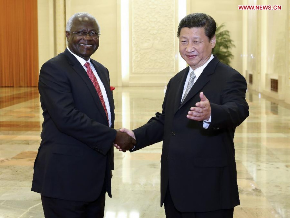 Chinese President Xi Jinping (R) shakes hands with Sierra Leonean President Ernest Bai Koroma who will attend the second annual World Peace Forum in Beijing, capital of China, June 26, 2013. (Xinhua/Pang Xinglei)