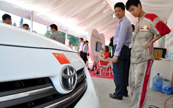 Staff from Toyota Motor Corp overhaul a car in Wuyuan county, Jiangxi province, in October, after Tokyo makes a bid to illegally purchase Chinas Diaoyu Islands in September. PROVIDED TO CHINA DAILY 