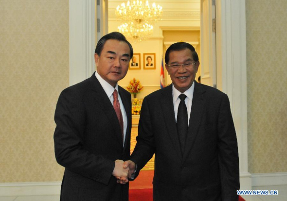 Cambodian Prime Minister Hun Sen (R) meets with visiting Chinese Foreign Minister Wang Yi in Phnom Penh, Cambodia, Aug. 21, 2013. (Xinhua/Li Hong) 