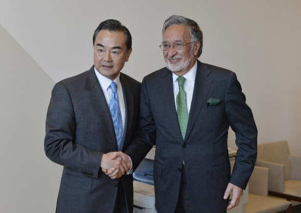 Chinese Foreign Minister Wang Yi (L) meets with his Afghan counterpart Zulmai Rasoul during the 68th United Nations General Assembly at the UN headquarters in New York, Sept. 25, 2013. (Xinhua/Jun Zhang)