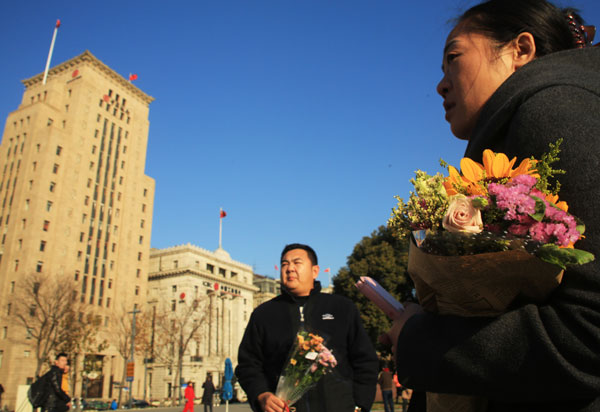 People mourn victims killed in a stampede in downtown Shanghai January 1, 2015. [Photo by Ren Guoqiang/For chinadaily.com.cn]  