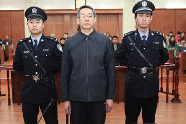 Liu Tienan (center), former vice-minister of the National Development and Reform Commission and former chief of the National Energy Administration, receives life imprisonment on Wednesday, Langfang Intermediate People's Court. [Photo/Xinhua]