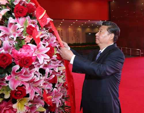 President Xi Jinping presents a flower basket at a ceremony in Beijing on Wednesday marking the anniversary of Chinas victory over Japan in World War II. Below: Veteran Sun Yingjie, 94, salutes at a ceremony in Taierzhuang, Shandong province. The Battle of Taierzhuang in 1938 marked the first major Chinese victory of the War of Resistance against Japanese Aggression. (Photo/Xinhua)