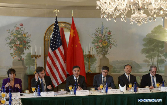 (L-R)U.S. Commerce Secretary Penny Pritzker, U.S. Deputy Secretary of State Antony Blinken, Chinese Vice Premier Wang Yang, U.S. Treasury Secretary Jacob Lew, Chinese State Councilor Yang Jiechi, U.S. Trade Representative Michael Froman attend a roundtable breaskfast meeting during the seventh round of the China-U.S. Strategic and Economic Dialogue (S&ED) in Washington D.C., the United States, June 23, 2015.(Xinhua/Yin Bogu)