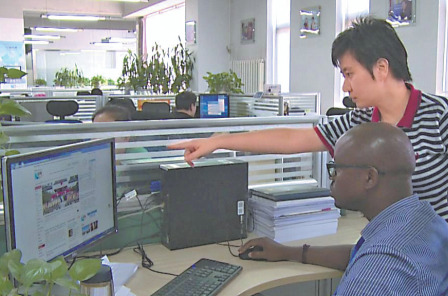 <b>Paul Ntambara</b> works during his internship at Xinhuanet.