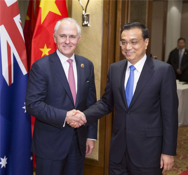 Chinese Premier Li Keqiang (right) shakes hands with Australian Prime Minister Malcolm Turnbull during their meeting on the sidelines of a series of regional summits in Kuala Lumpur, Malaysia, Nov 21, 2015. (Photo/Xinhua)