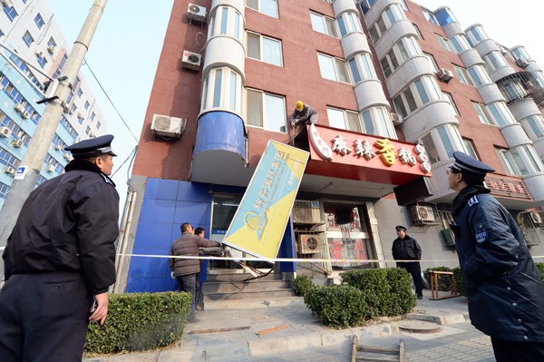 A small business being shut down in Beijing. OUYANG XIAOFEI/CHINA DAILY