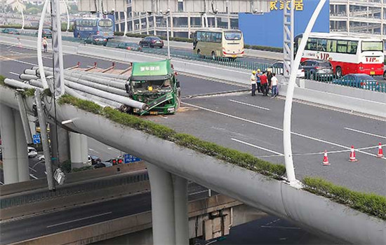 An overloaded truck overturns on the Middle Ring Road in Shanghai's Baoshan district on May 23, 2016. (PHOTO BY YINLIQIN/FOR CHINA DAILY)