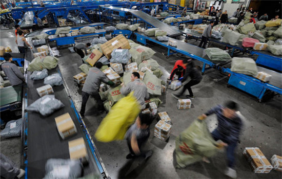 Working staff distribute packs in an express company in Hangzhou, East China's Zhejiang province, Nov 12, 2012. (Photo/Xinhua