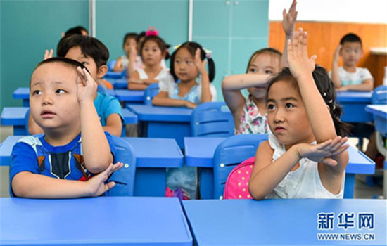 Students raising their hands in class. (File photo/Xinhua)