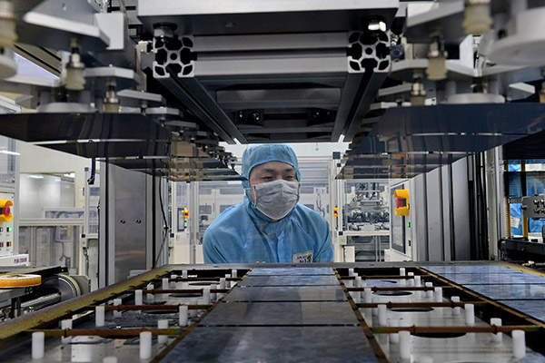 A worker at a plant in Xingtai, North China's Hebei province, Jan 25, 2017. (Photo/Xinhua)