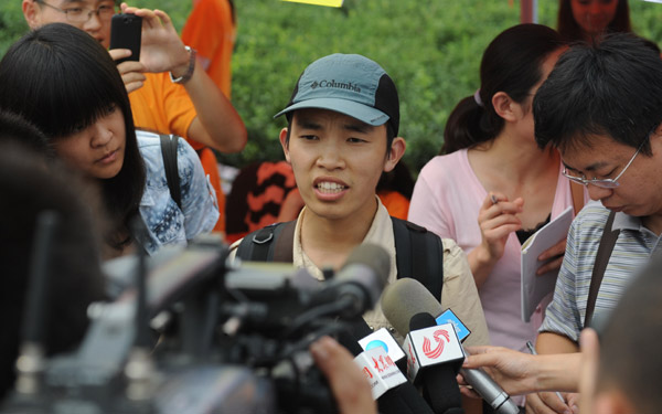 Jia Zuosheng, 27, a former security guard at Tsinghua University, drew wide attention after his admission to Shandong Normal University. (Photo/China Daily)