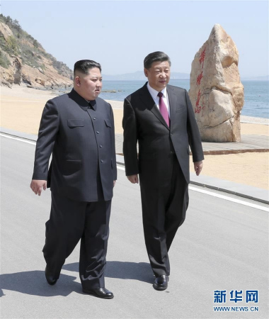 Chinese President Xi Jinping walks with DPRK leader Kim Jong Un in Dalian, China, May 8, 2018. /Xinhua Photo
